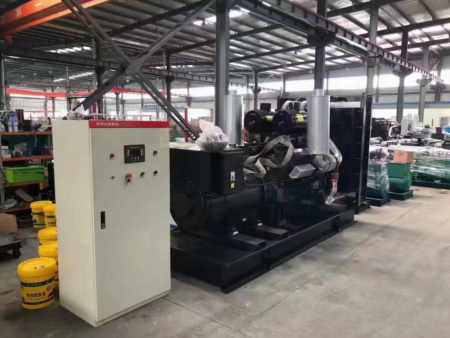 来宾柴油发电机运行时的噪音和振动水平如何？